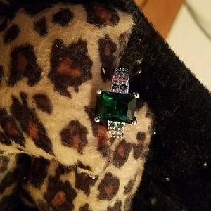 RARE, GORGEOUS,  4 CT Prong,green solitaire